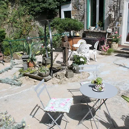 Malou, Cuisine, Salle D'eau, Terrasse Amenagee * Olliergues